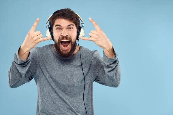Homme portant écouteurs musique émotion style de vie moderne technologie fond bleu — Photo