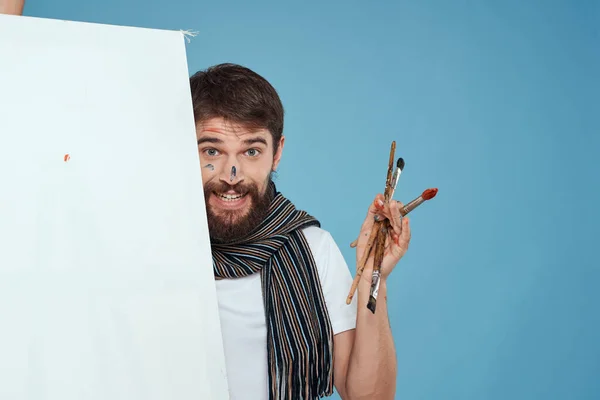 Artista masculino respalda detrás del pincel de caballete arte creatividad fondo azul — Foto de Stock