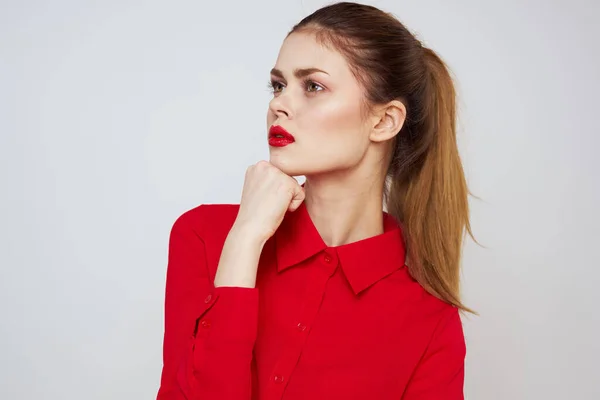 Πορτρέτο μιας γυναίκας με κόκκινα χείλη σε ένα πουκάμισο σε ένα ελαφρύ φόντο περικοπεί άποψη μοντέλο μακιγιάζ χτένισμα — Φωτογραφία Αρχείου