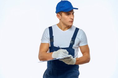 İş üniformalı bir adam. Teslimat servisi yükleyicisi.