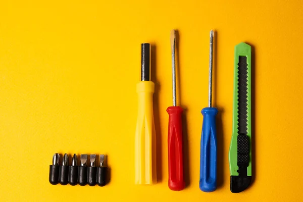 Chaves de fenda e ferramentas de construção em equipamentos de fundo amarelo para a indústria de reparação — Fotografia de Stock