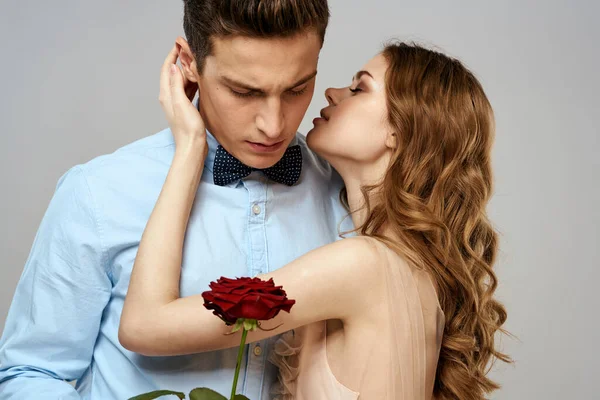 Krásný pár vztah růže dárek jako romantika objetí světlo pozadí — Stock fotografie
