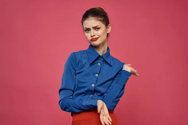 Modieuze vrouw in blauw shirt op roze achtergrond Rode rok emoties model gebaren met de handen bijgesneden uitzicht Copy Space — Stockfoto