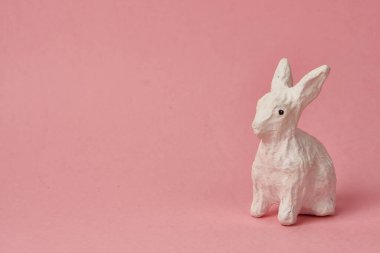 Paskalya tavşanı pembe arka planda oyuncak hayvan tatilinde