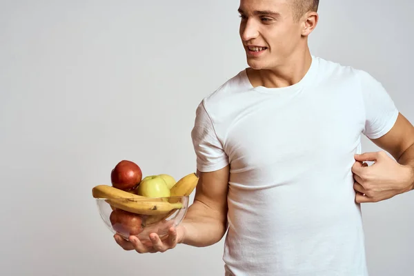 Hombre con fruta fresca en una taza estilo de vida saludable nutrición saludable vitaminas — Foto de Stock