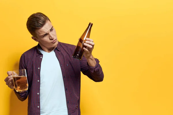 Homem alegre caneca de cerveja com garrafa divertido bêbado estilo de vida alcoólico amarelo fundo — Fotografia de Stock