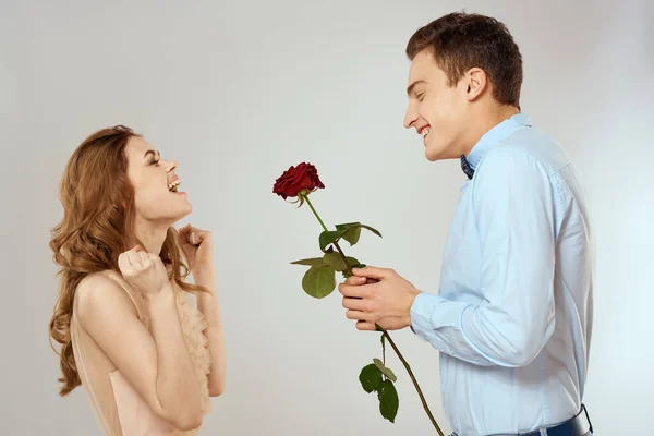 Amantes hombres y mujeres abrazos romance amor rojo rosa luz fondo — Foto de Stock