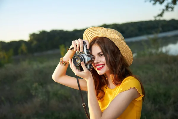 Kobieta z kapeluszem na głowie uśmiech natura migawka — Zdjęcie stockowe