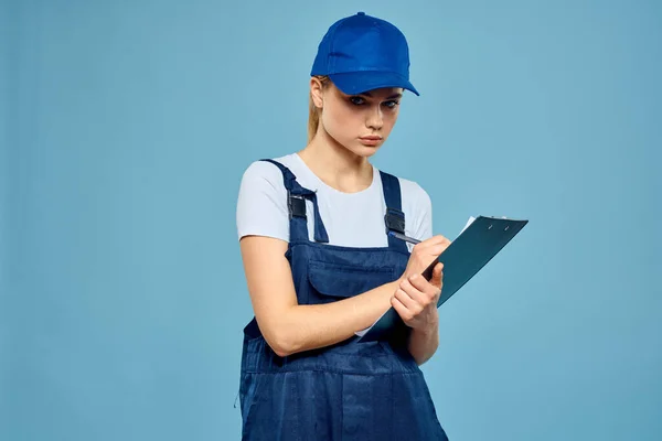 Женщина в рабочей форме документы оказания услуг карьерного офиса синий фон — стоковое фото