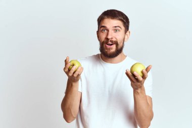 Elmalı, sağlıklı vitaminli, diyetli ve beyaz tişörtlü enerjik bir adam.