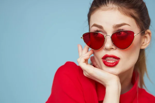 Szép nő sötét szemüvegben fényes smink piros ajkak glamor kék háttér — Stock Fotó