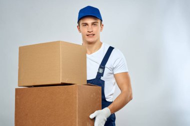 Elinde kutular olan üniformalı bir işçi. Yükleyici yaşam tarzı.