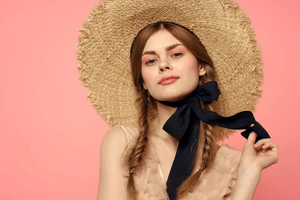 帽子の美しい女性と黒のドレスリボンの肖像ピンクの背景モデル — ストック写真