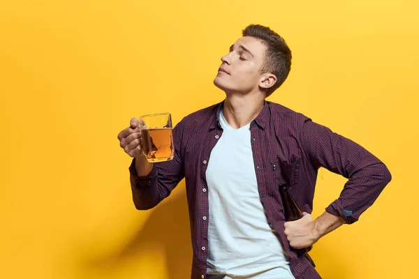 Homme gai tasse de bière avec bouteille fun ivrogne style de vie alcoolique fond jaune — Photo