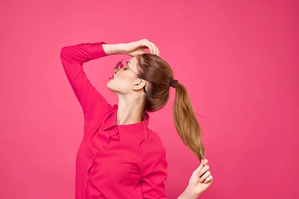 Γυναίκα σε ροζ πουκάμισο και καφέ γυαλιά περικοπή άποψη μόδας μοντέλο συναισθήματα χειρονομίες πορτρέτο — Φωτογραφία Αρχείου