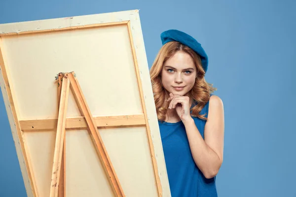 Женщина-художник синий взять мольберта рисунок креативный синий фон — стоковое фото