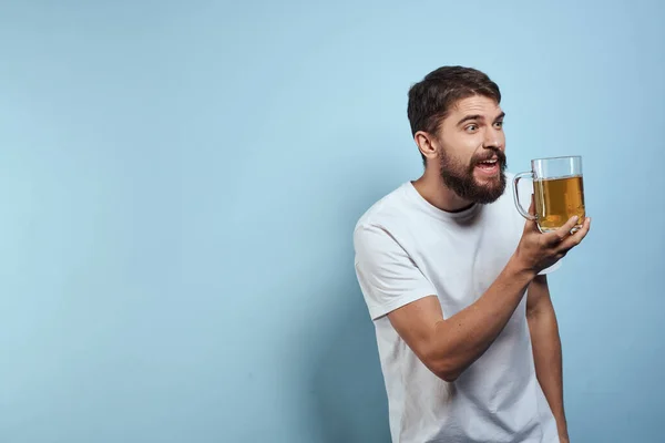Homme ivre tasse de bière amusant t-shirt blanc style de vie fond bleu — Photo