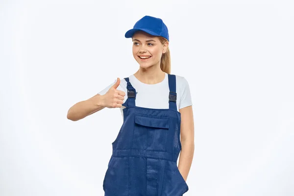 Mulher trabalhando uniforme azul cap entrega serviço de entrega de correio — Fotografia de Stock