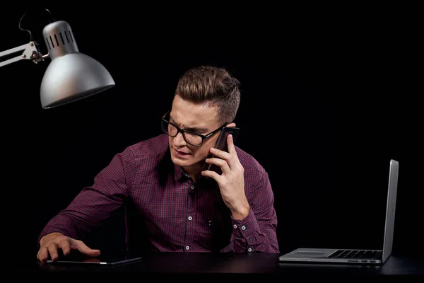 Man manager inomhus mörk bakgrund kommunikation röd skjorta modell glasögon ny teknik business finance — Stockfoto