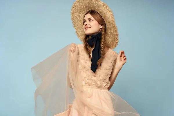 Chica en un vestido rosa sobre un fondo azul gestos con sus manos romance modelo divertido emociones recortadas ver — Foto de Stock