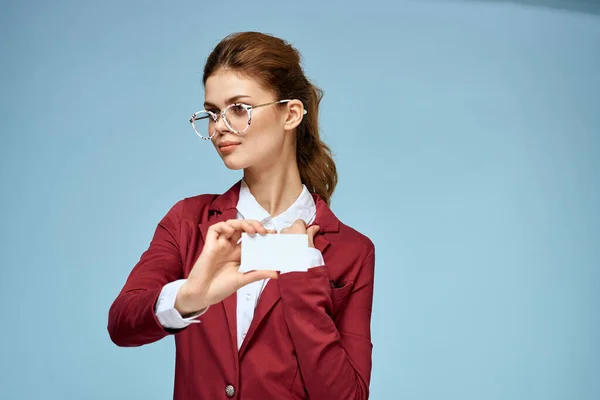 Femme élégante veste rouge carte de visite officielle style de vie confiant fond bleu — Photo