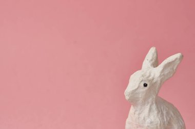 Paskalya tavşanı pembe arka planda oyuncak hayvan tatilinde
