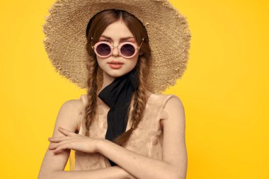 Hasır şapkalı romantik bayan. Güneş gözlüğü mankeni. Duygular.