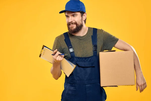 Arbeiter männlichen Kurier liefern Boxen Verpackung Dokumente gelb Hintergrund — Stockfoto