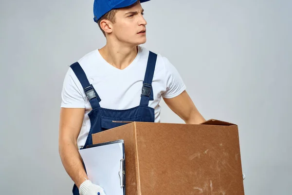 Muž pracovník s krabicí v ruce dodávka nakládka služba balení — Stock fotografie