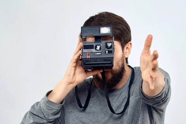 Fotógrafo masculino segurando câmera lente profissional criativo estúdio trabalho luz fundo — Fotografia de Stock