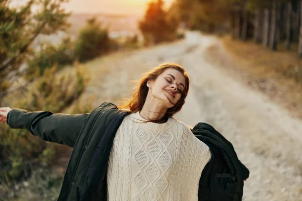 Vrouw gooit haar handen op buiten gesloten ogen Vrijheid frisse lucht reizen — Stockfoto