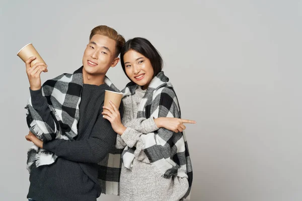 Homme et femme en plaid à carreaux avec une tasse de boisson chaude fraîcheur — Photo