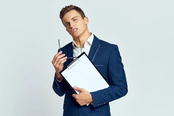 Businesswoman in suit glasses holding office documents self-confidence — Stock fotografie