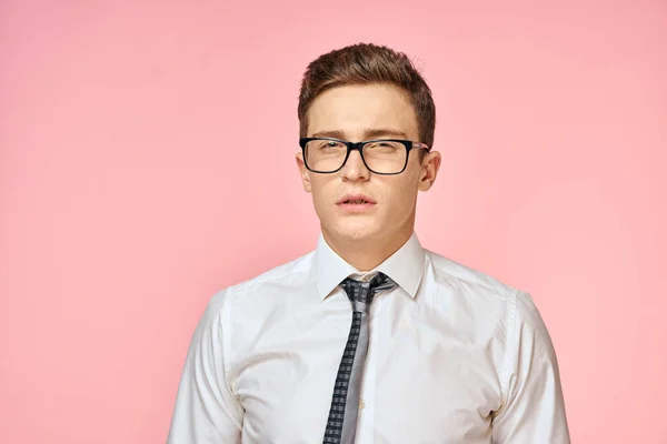 Επιχειρηματίας σε λευκό πουκάμισο με γραβάτα φορώντας γυαλιά αυτοπεποίθηση επίσημο ροζ φόντο — Φωτογραφία Αρχείου