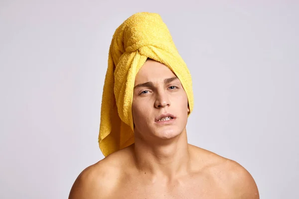 Naakte man met een gele handdoek op zijn hoofd opgepompt spieren licht achtergrond model — Stockfoto