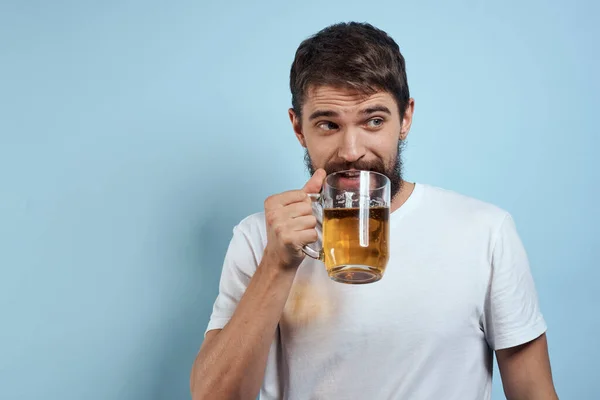 Homme ivre tasse de bière amusant t-shirt blanc style de vie fond bleu — Photo