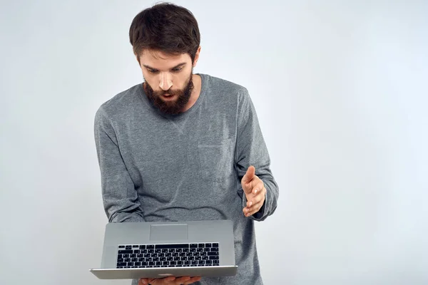 Un hombre sosteniendo un ordenador portátil internet comunicación estilo de vida tecnología luz fondo estudio — Foto de Stock
