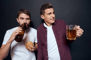 Bira içen iki sarhoş arkadaş dinleniyor. Geçmişi karanlık.