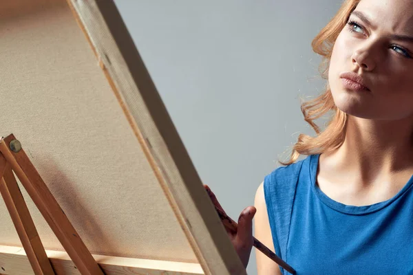 Женщина-художник с кистью краски на мольберте искусства хобби светлый фон — стоковое фото