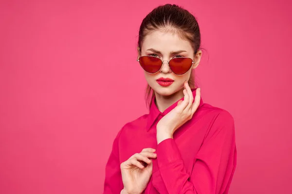 Donna in camicia rosa e occhiali marroni ritagliato visualizzare le emozioni modello di moda gesturing mani ritratto — Foto Stock