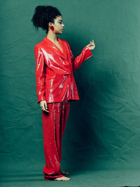 Mujer en rojo brillante traje decoración glamour lujo glamour — Foto de Stock