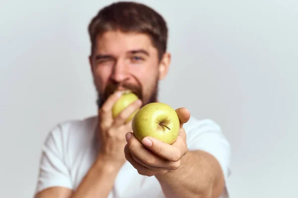 Homem energético com maçãs saúde vitaminas dieta e estilo de vida t-shirt branca vista cortada — Fotografia de Stock