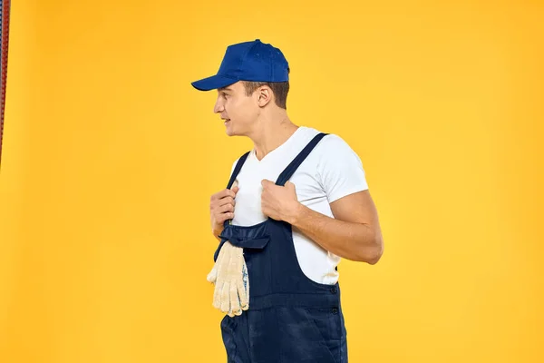 Mann in Arbeitsuniform Emotionen, die Dienstleistung Lieferservice gelb Hintergrund — Stockfoto