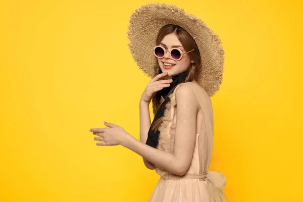 Senhora romântica em chapéu de palha óculos de sol modelo vestido emoções — Fotografia de Stock