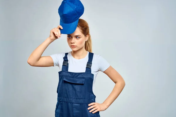 Женщина в рабочей форме голубой колпачок службы доставки света фон — стоковое фото