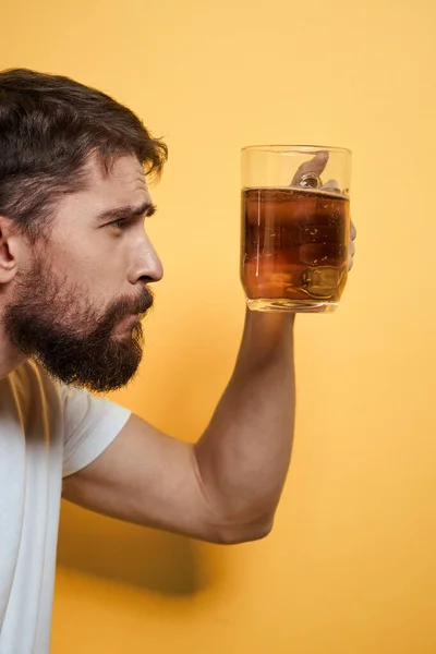 Bir kupa biralı, alkollü, yaşam tarzı beyaz tişörtlü, izole edilmiş arka planı olan bir adam. — Stok fotoğraf