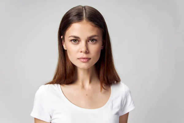 Vrouw portret voor mooi gezicht Licht T-shirt — Stockfoto