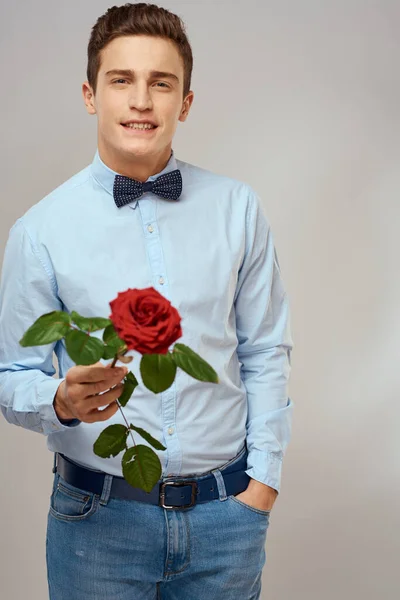 Романтичний чоловік з червоною трояндою і світло-сорочковим костюмом — стокове фото