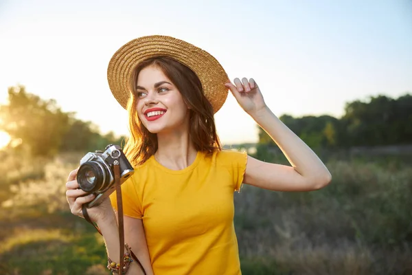 Fotografer wanita topi dengan bibir merah gaya hidup alam — Stok Foto