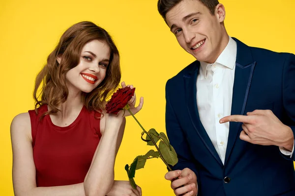 Unga charmiga par ros relation romantik gåva som en livsstil gul isolerad bakgrund — Stockfoto